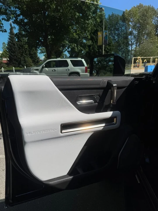 2025 GMC Hummer EV - Image 15 of 18