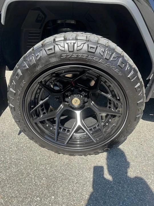 2025 GMC Hummer EV - Image 7 of 18