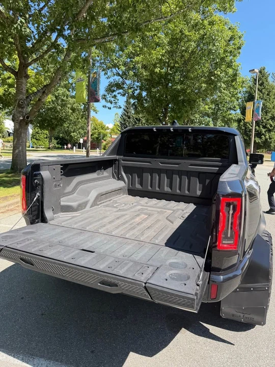 2025 GMC Hummer EV - Image 8 of 9