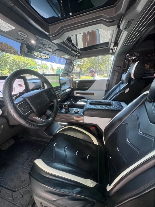 2025 GMC Hummer EV - Image 17 of 18