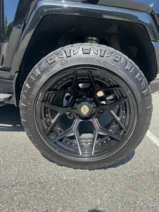 2025 GMC Hummer EV - Image 6 of 18