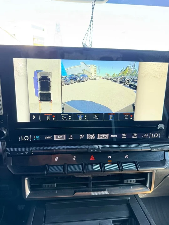 2025 GMC Hummer EV - Image 10 of 19