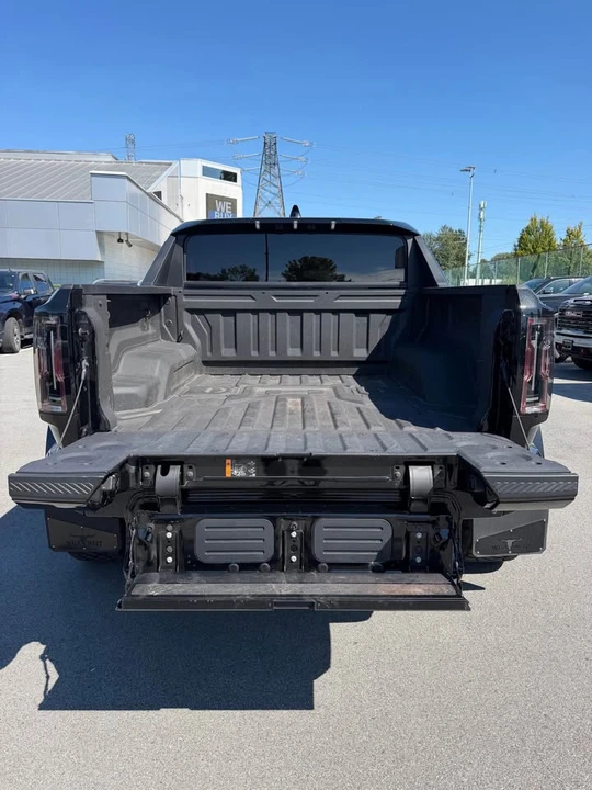 2025 GMC Hummer EV - Image 17 of 19