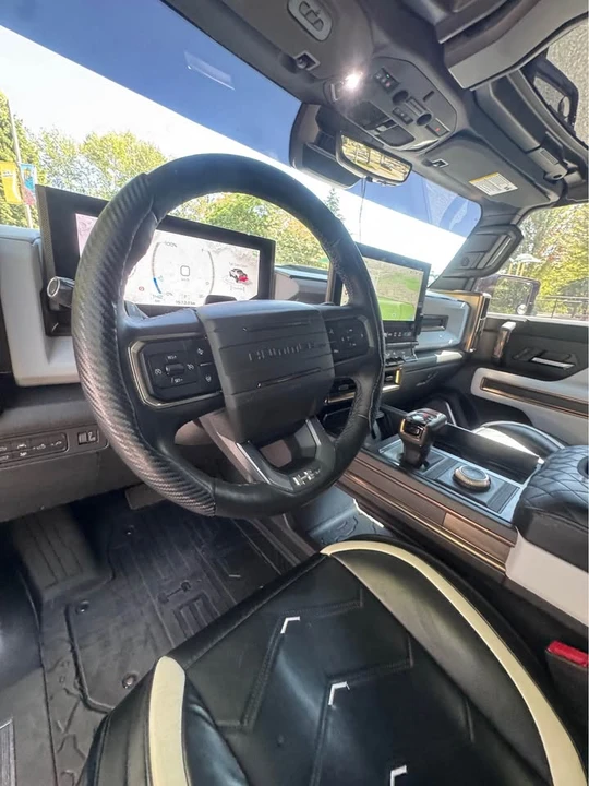 2025 GMC Hummer EV - Image 18 of 18