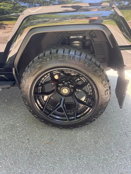 2025 GMC Hummer EV - Image 11 of 18