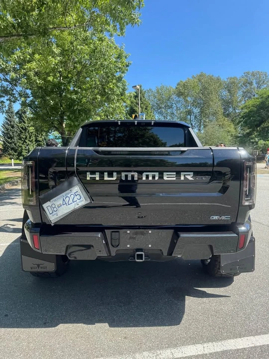 2025 GMC Hummer EV - Image 9 of 18
