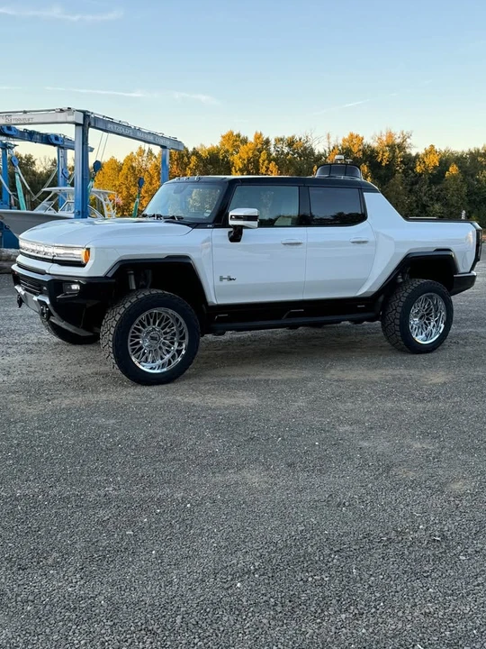 2025 GMC Hummer EV - Image 6 of 6