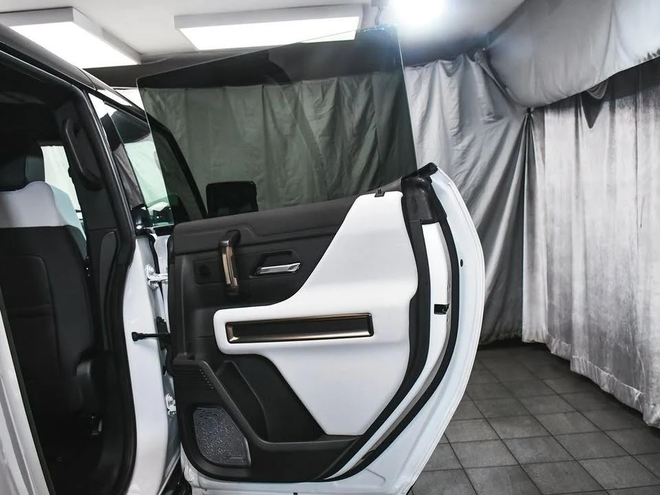 2025 GMC Hummer EV - Image 13 of 20
