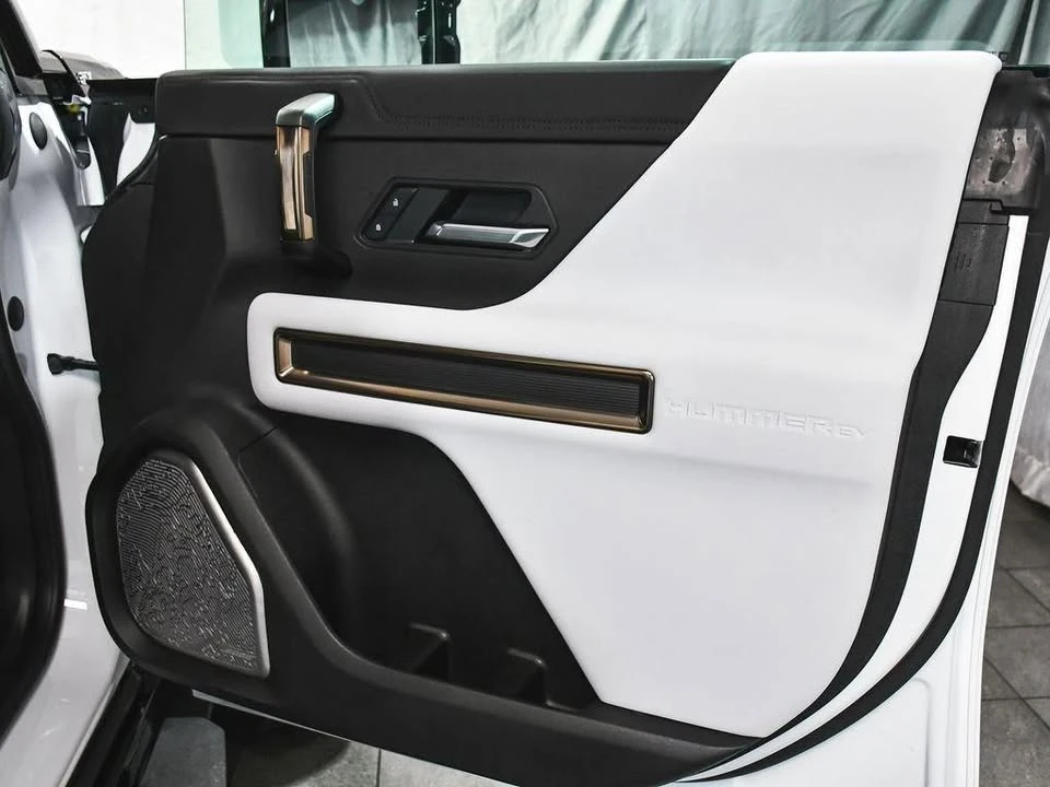 2025 GMC Hummer EV - Image 15 of 20