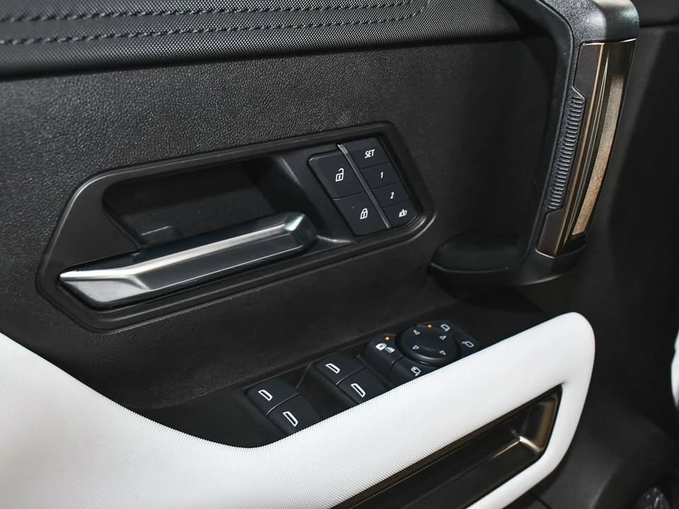 2025 GMC Hummer EV - Image 10 of 20