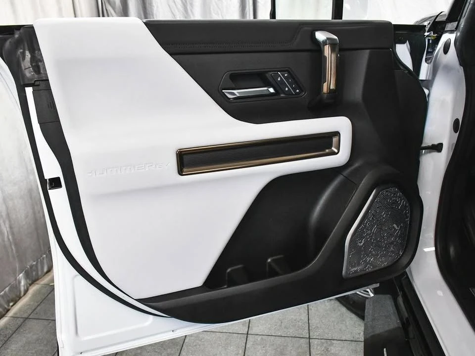2025 GMC Hummer EV - Image 9 of 20