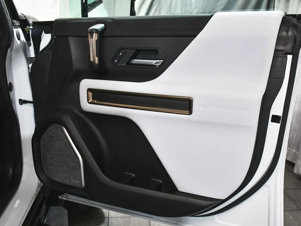 2025 GMC Hummer EV - Image 15 of 20