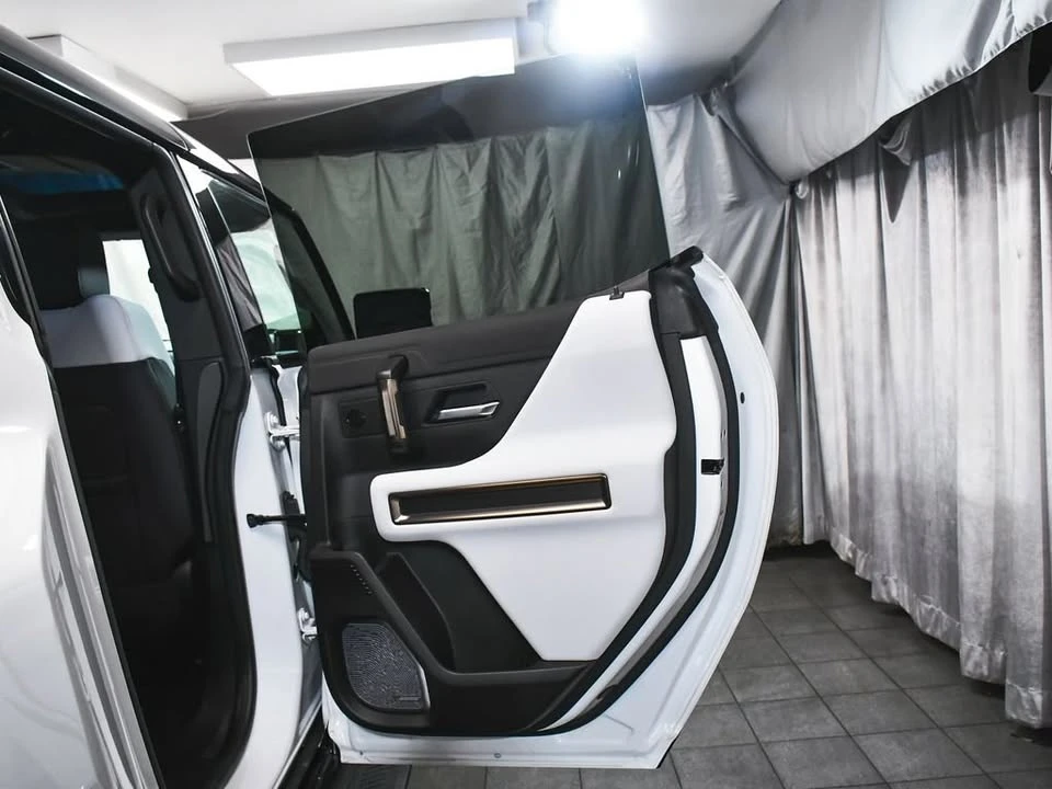 2025 GMC Hummer EV - Image 14 of 20