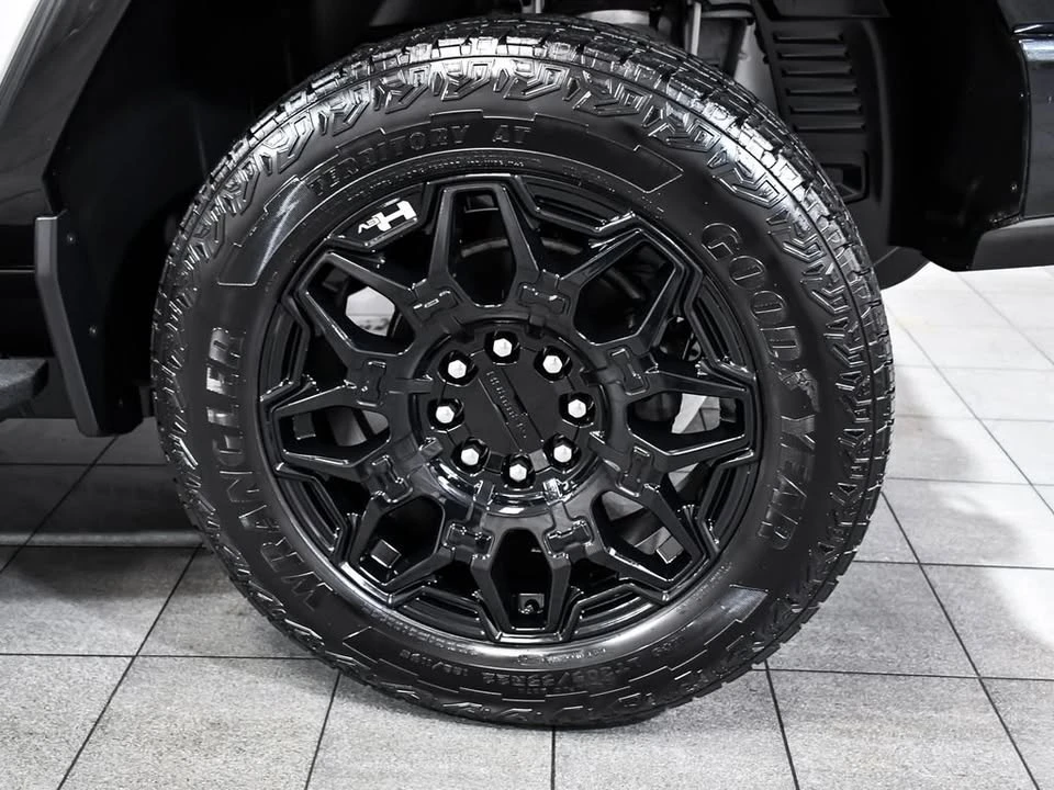 2025 GMC Hummer EV - Image 9 of 20