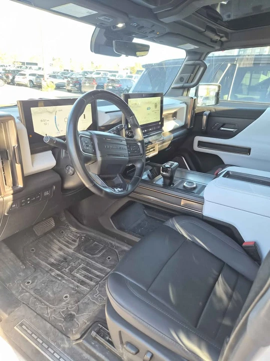 2025 GMC Hummer EV - Image 10 of 14