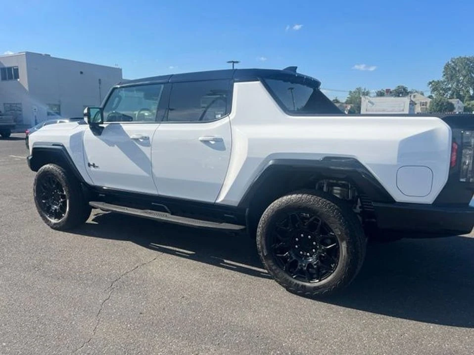 2025 GMC Hummer EV - Image 10 of 20