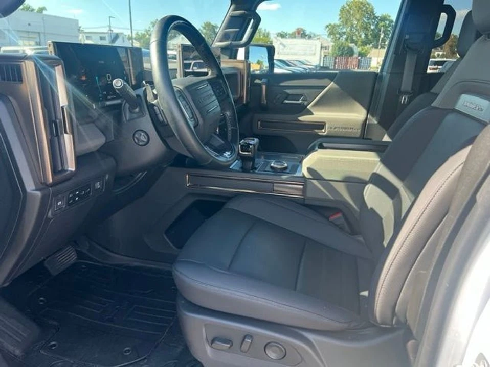 2025 GMC Hummer EV - Image 18 of 20