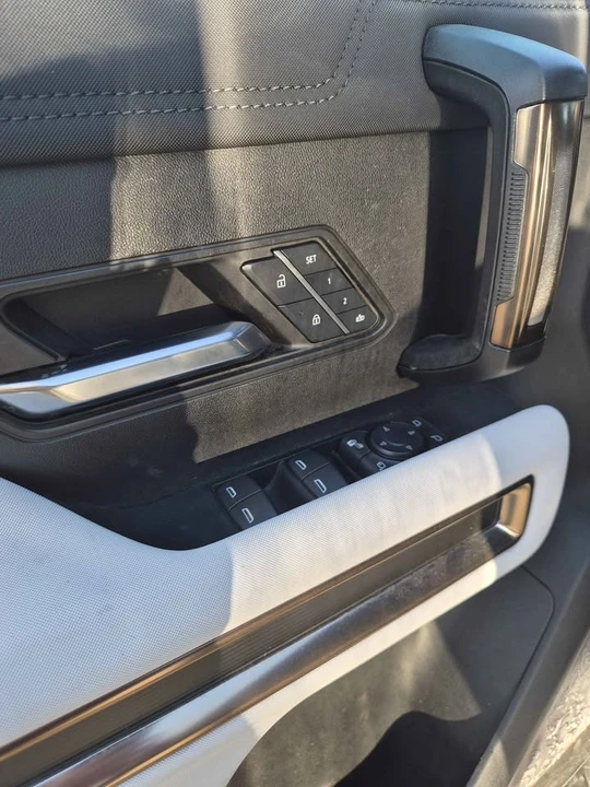 2025 GMC Hummer EV - Image 12 of 14