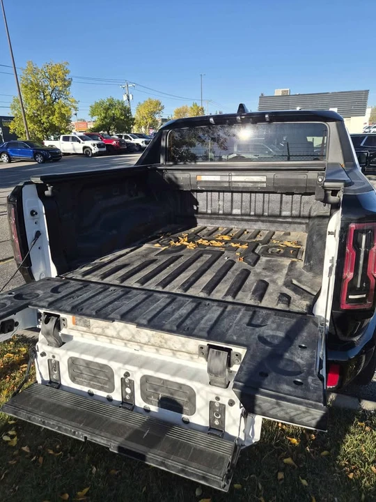 2025 GMC Hummer EV - Image 6 of 14