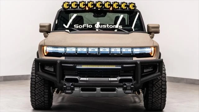 2025 GMC Hummer EV - Image 23 of 31