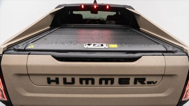 2025 GMC Hummer EV - Image 10 of 31