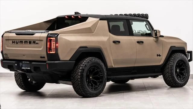 2025 GMC Hummer EV - Image 8 of 31