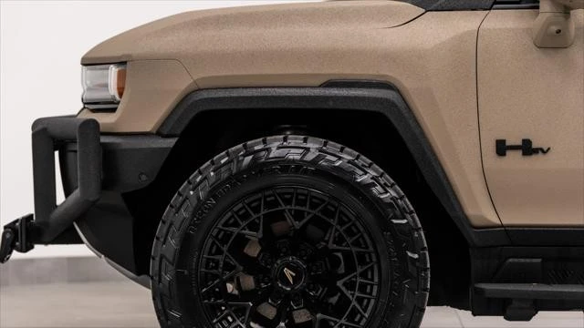 2025 GMC Hummer EV - Image 19 of 31