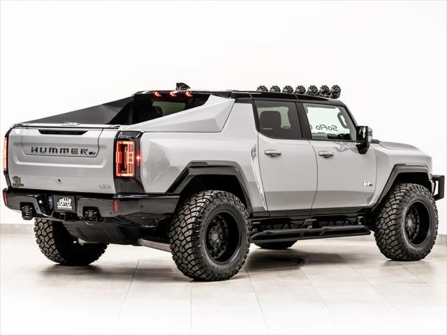 2025 GMC Hummer EV - Image 16 of 31