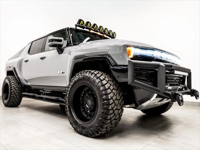 2025 GMC Hummer EV - Image 14 of 31