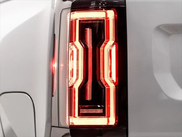 2025 GMC Hummer EV - Image 18 of 31