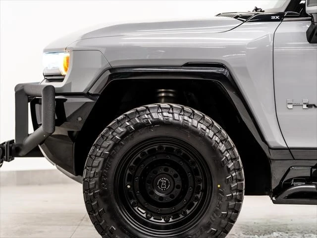 2025 GMC Hummer EV - Image 23 of 31