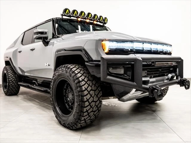 2025 GMC Hummer EV - Image 13 of 31