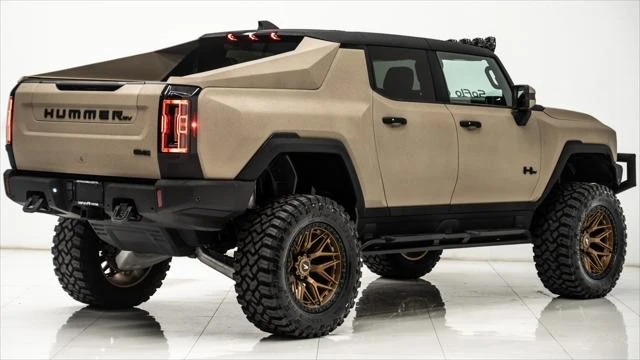2025 GMC Hummer EV - Image 9 of 21