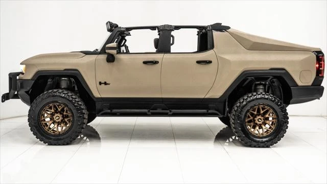 2025 GMC Hummer EV - Image 18 of 21