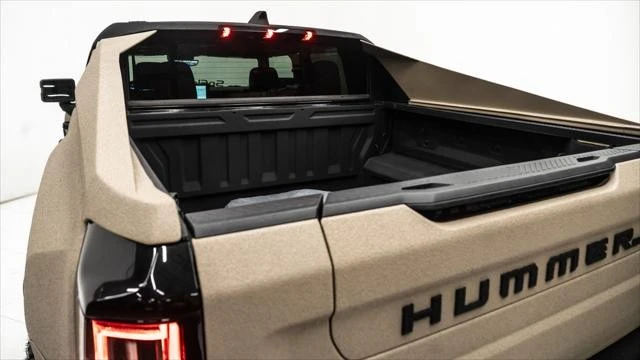 2025 GMC Hummer EV - Image 14 of 21