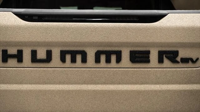 2025 GMC Hummer EV - Image 12 of 21