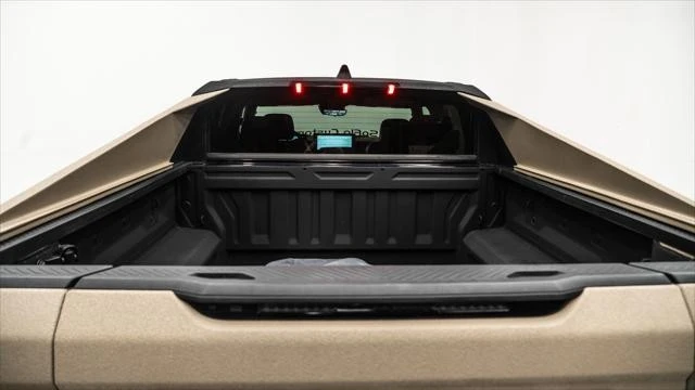 2025 GMC Hummer EV - Image 13 of 21