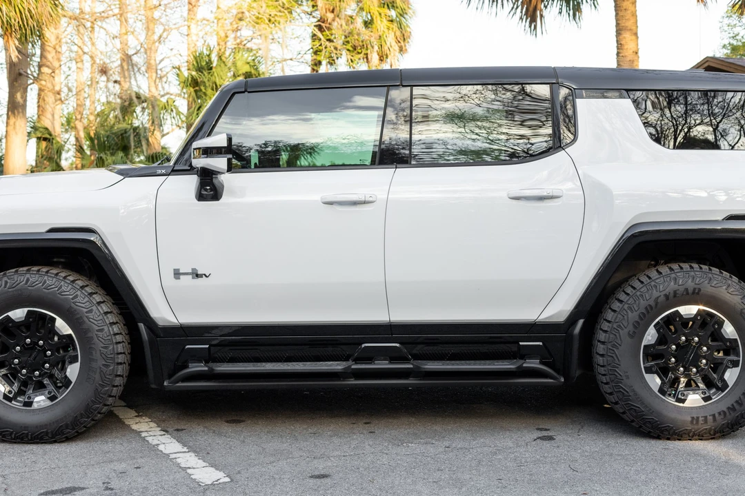 2025 GMC Hummer EV - Image 18 of 31