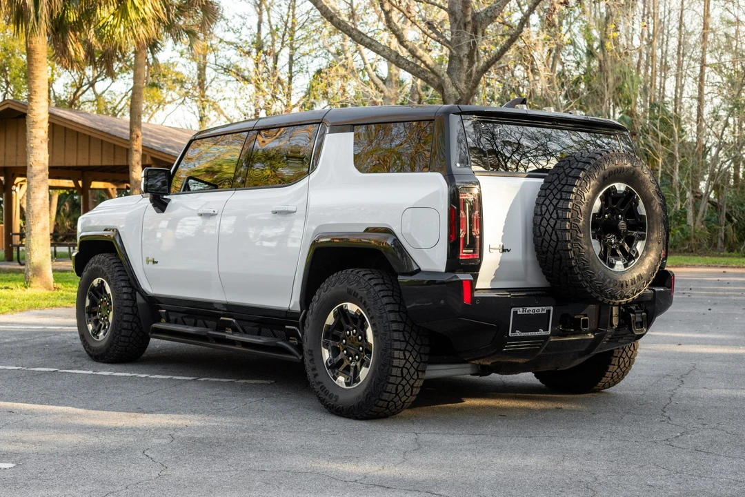 2025 GMC Hummer EV - Image 11 of 31