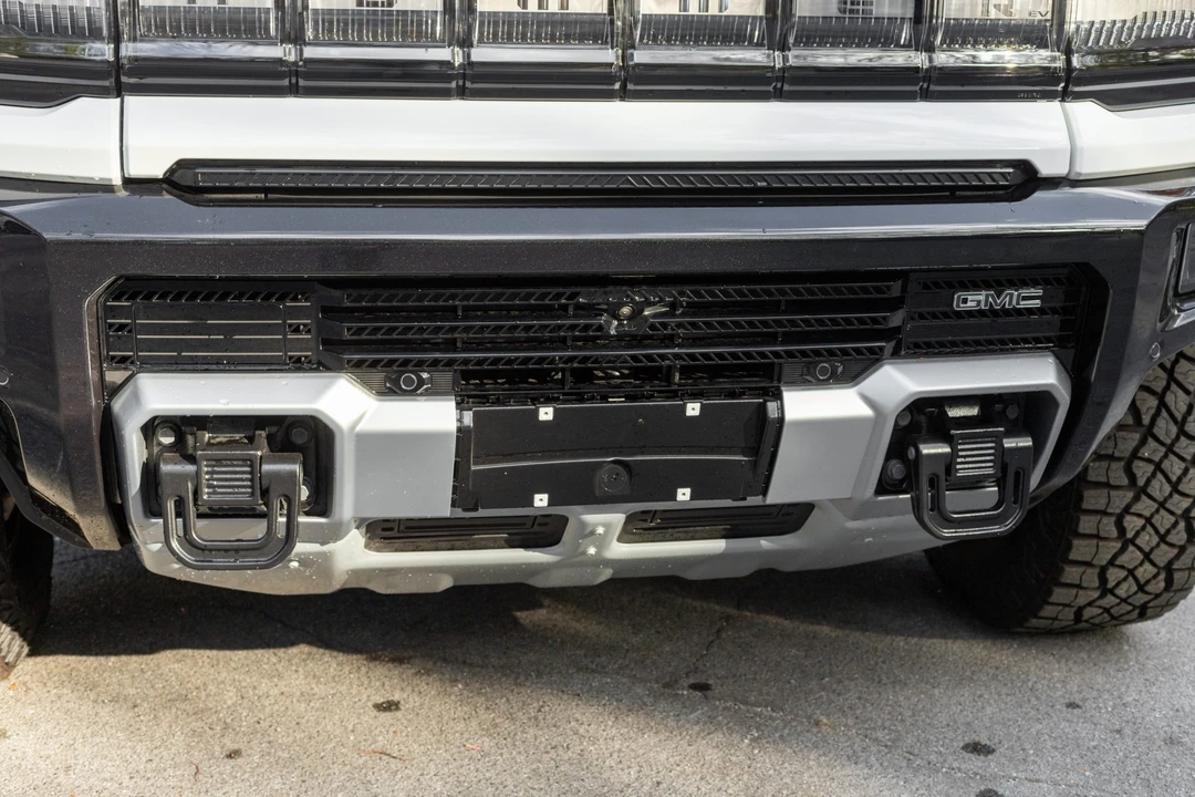 2025 GMC Hummer EV - Image 20 of 31