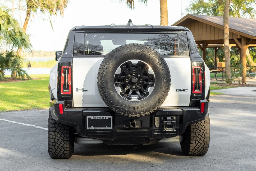 2025 GMC Hummer EV - Image 8 of 31