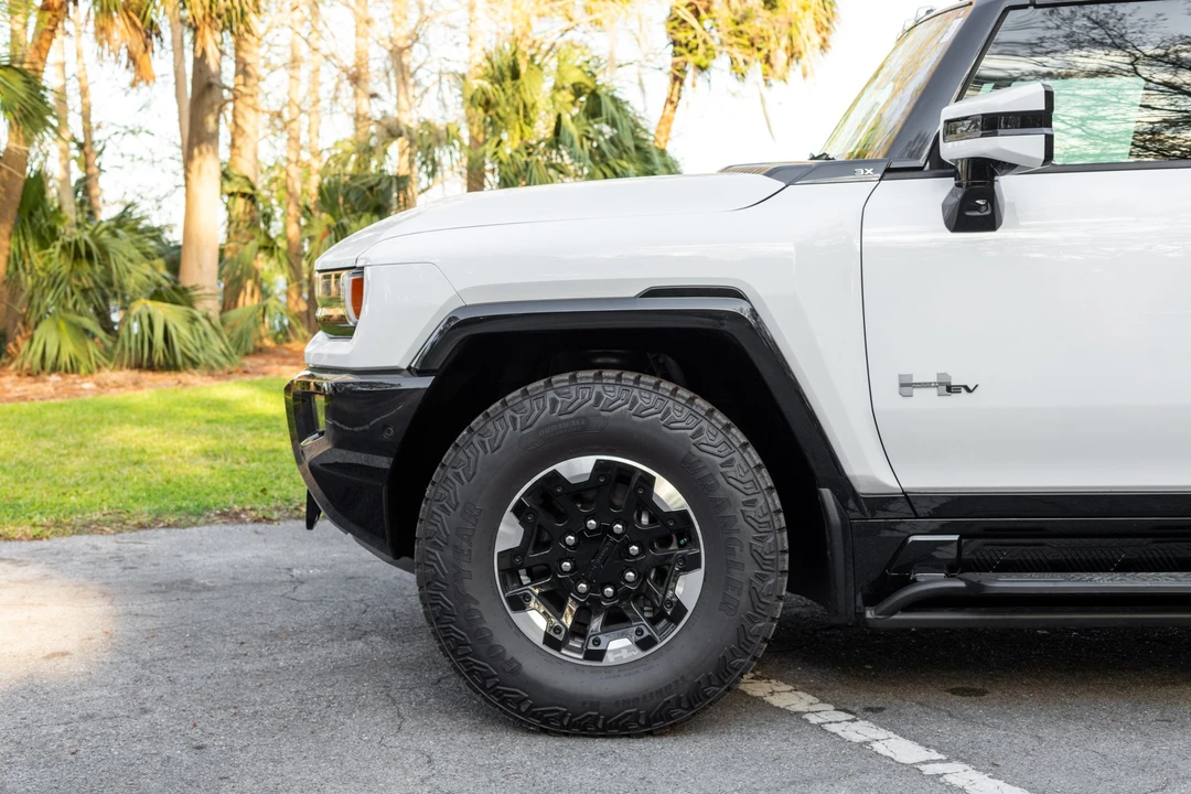 2025 GMC Hummer EV - Image 15 of 31