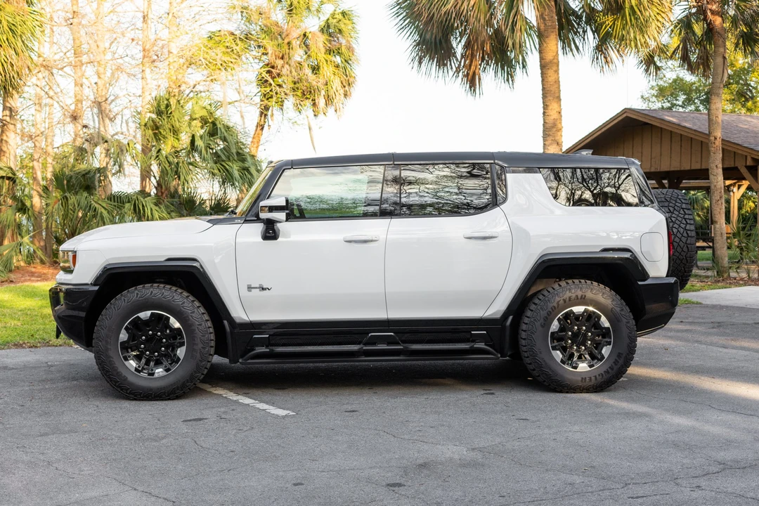 2025 GMC Hummer EV - Image 12 of 31