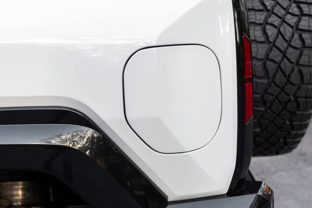 2025 GMC Hummer EV - Image 30 of 31