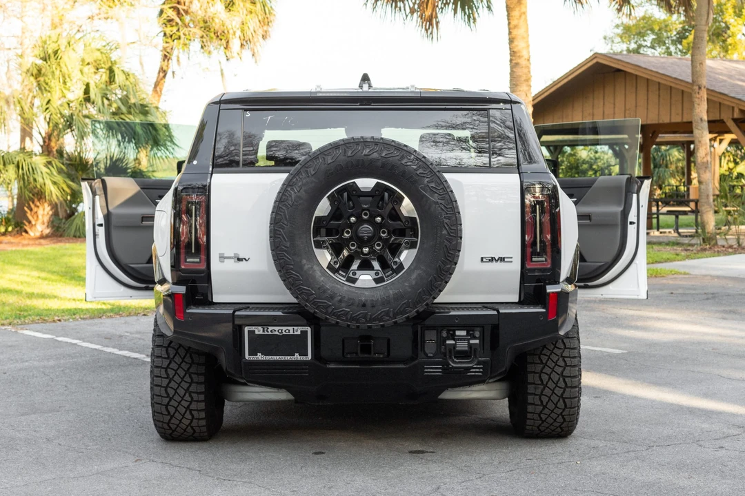 2025 GMC Hummer EV - Image 14 of 31