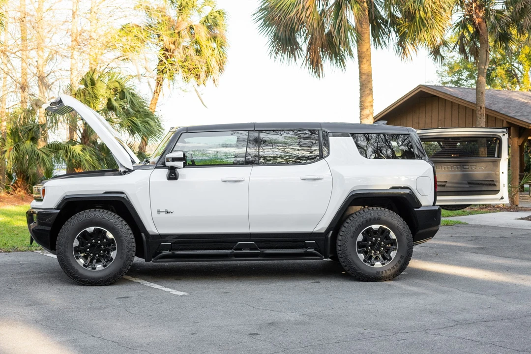 2025 GMC Hummer EV - Image 13 of 31