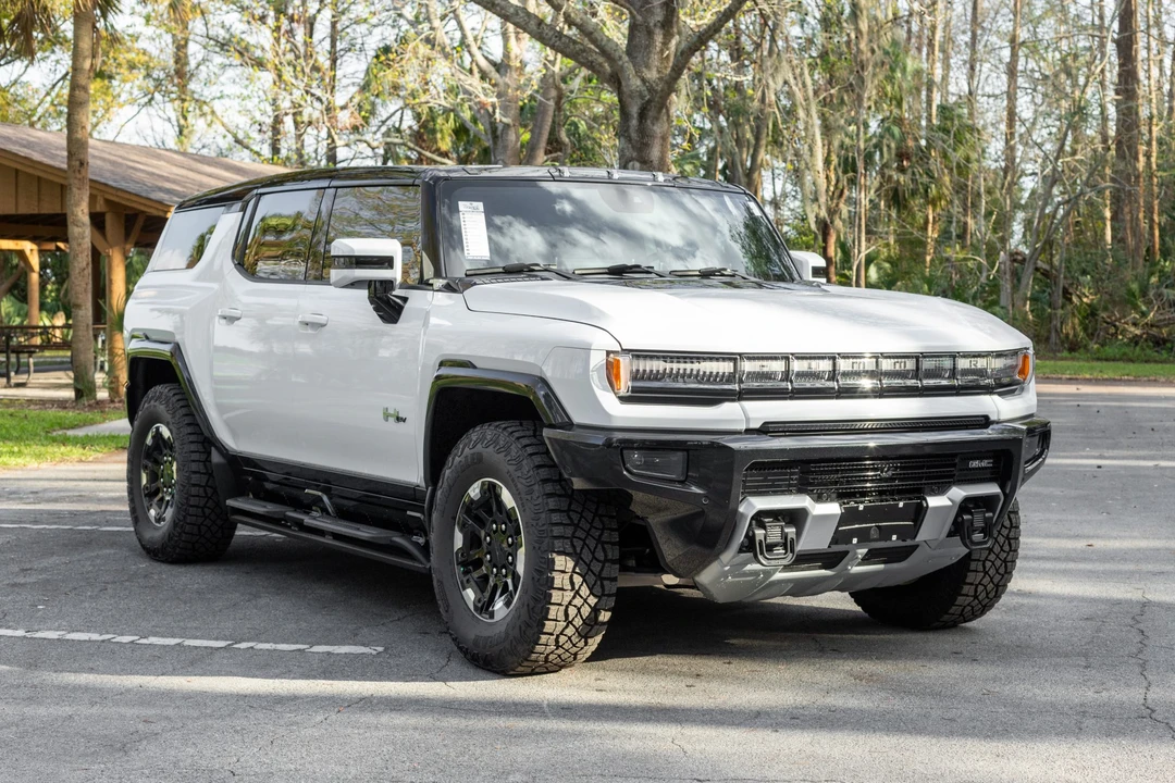 2025 GMC Hummer EV - Image 5 of 31