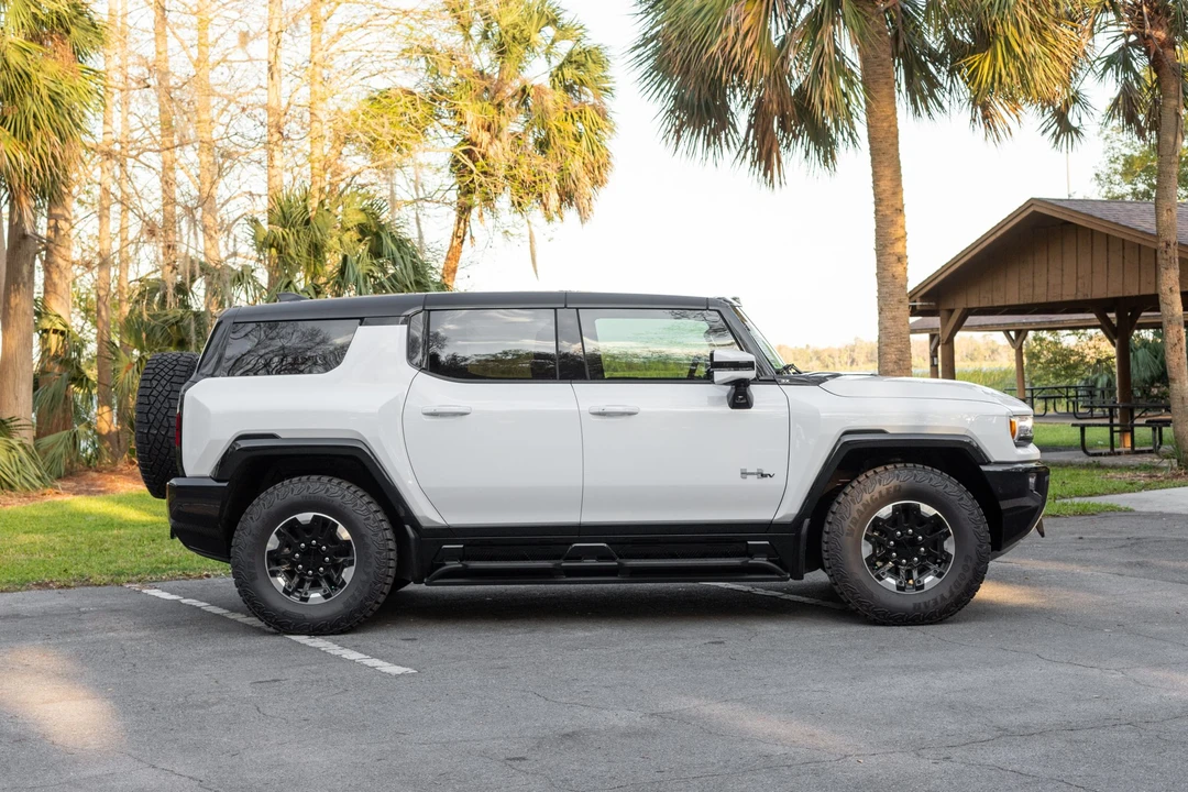 2025 GMC Hummer EV - Image 6 of 31