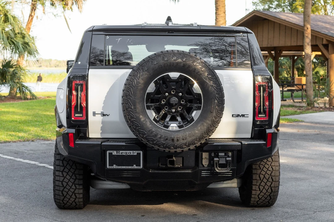 2025 GMC Hummer EV - Image 9 of 31