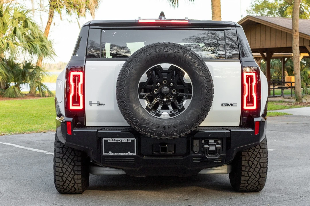 2025 GMC Hummer EV - Image 10 of 31